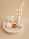 Handgemachtes Tablett aus Gips - dekoriert mit Blumenvase und Schatulle und drei Kürbissen - Dekoration - Geschenkidee - Wohndekor
